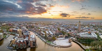 De binnenstad van Zwolle tijdens een koude winterochtend van boven