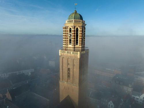Peperbus kerktoren in Zwolle boven de mist
