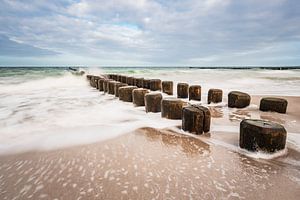 Buhnen an der Küste der Ostsee an einem stürmischen Tag
