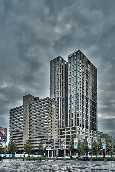 Rotterdam Met donkeren wolken  van Maurice Looyestein