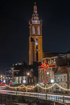 Nachtelijke pracht van de Sint-Christoffelkathedraal en de Roerkade van Triki Photography