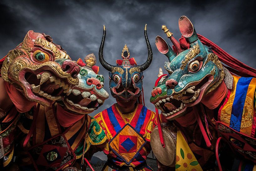 Monniken met draken maskers tijdens dans in Bhutan. Wout Kok One2expose van Wout Kok
