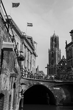 Domtoren und Rathaus von der Anlegestelle an der Oude Gracht, Utrecht (schwarz-weiß)