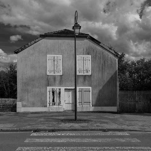 Leerstehendes französisches Haus in Schwarz und Weiß