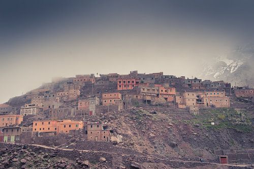Village de montagne dans le brouillard sur Sander van Leeuwen