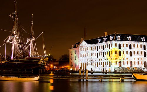 Scheepvaartmuseum in Amsterdam in de avond