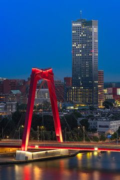 Het stadsgezicht van Rotterdam met de Willemsbrug en Maastoren van MS Fotografie | Marc van der Stelt