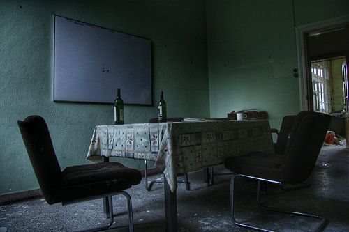 Oude verlaten tafel in een verlaten kantoor