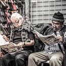 Männer lesen Zeitung in Peru von Rob Bleijenberg Miniaturansicht