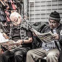 Des hommes lisent le journal au Pérou