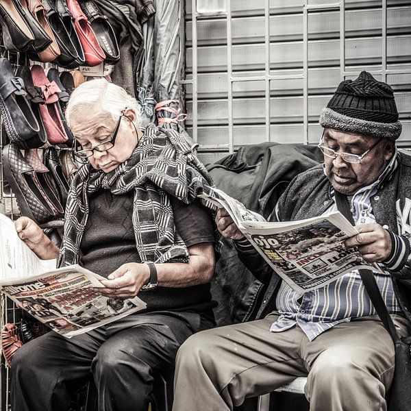 Männer lesen Zeitung in Peru von Rob Bleijenberg