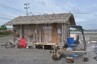 Rustikale Bambushütte in der Nähe der Salinen in Thailand