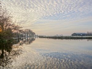 landschap met waterspiegeling sur Dirk van Egmond