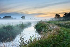 Nebliger Morgen am kühlen Wasser