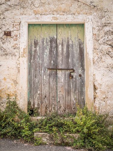 Alte Holztor-Tür in Griechenland von Art By Dominic