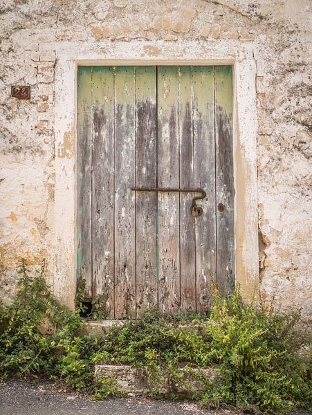 Ancienne porte en bois en Grèce par Art By Dominic