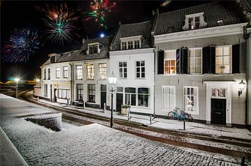 Dijkstraat Wijk bij Duurstede bij nacht met dun laagje sneeuw van Joop Kuyvenhoven