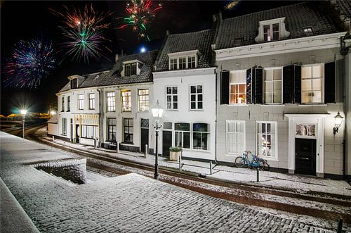 Dijkstraat Wijk bij Duurstede bei Nacht mit dünner Schneedecke