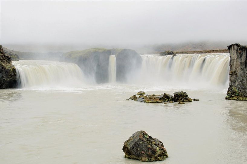 Gemütliche Atmosphäre am Godafoss-Wasserfall von Anke Sol