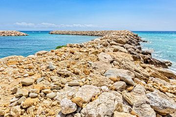 Row of stones as  weir in sea at Kefalonia Greece sur Ben Schonewille