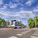 Het naderen tram op een weg met markeringen in Amsterdam van Tony Vingerhoets thumbnail