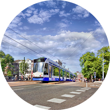 Het naderen tram op een weg met markeringen in Amsterdam van Tony Vingerhoets