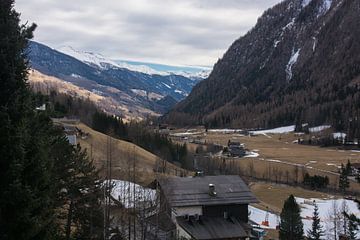 Een vergezicht in de Oostenrijkse Alpen van Manuel Declerck