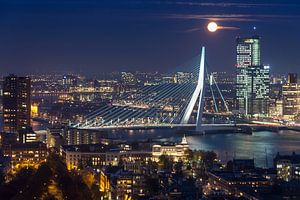 Full moon over Rotterdam van Ilya Korzelius