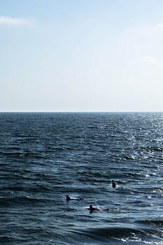 Drei Surfer im Pazifik