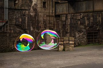 Kleurrijke zeepbel in een industriële omgeving van MientjeBerkersPhotography