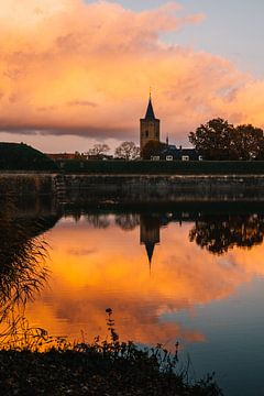 Sonnenuntergang auf der Festung Naarden im Herbst, die Niederlande von Suzanne Spijkers