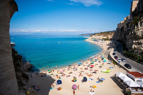 Das türkisfarbene Meer und der Strand bei Tropea, Italien, Fotodruck