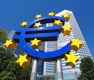 Euro symbol in front of the ECB building