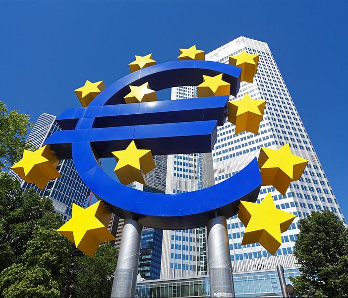 Euro-Symbol vor dem Gebäude der EZB von Torsten Krüger