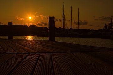 Zonsondergang bij de jachthaven te Vollenhove. van Benny van de Werfhorst