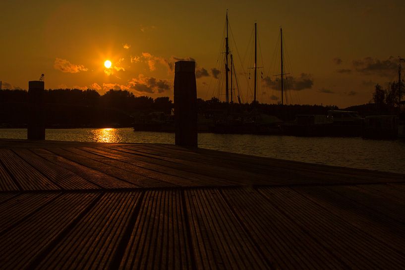 Zonsondergang bij de jachthaven te Vollenhove. van Benny van de Werfhorst