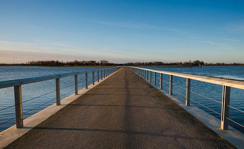 Brug over een uitloper van de rivier de IJssel