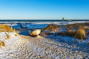 Fischerboot und Seebrücke an der Ostseeküste bei Zingst auf de