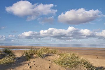 Zeezicht met wolkenlucht vanuit de duinen, op Texel van Ad Jekel