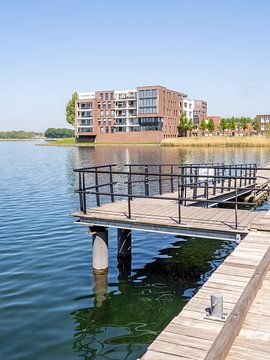 Aanlegsteiger met gebouw 'Arcis Vidêre' te Cuijk van Marijke Veltmaat