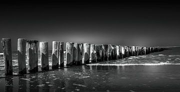 De palen in de zee in Zoutelanden Nederland van Robby's fotografie