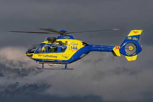 EC.135 boven de Zwisterse Alpen