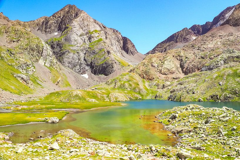 Les Pyrénées, avec leurs innombrables lacs de montagne, sont synonymes de nature intacte, d'air pur, de reflets, de couleurs magnifiques et de calme profond. par Miriam Schwarzfischer Fotografie