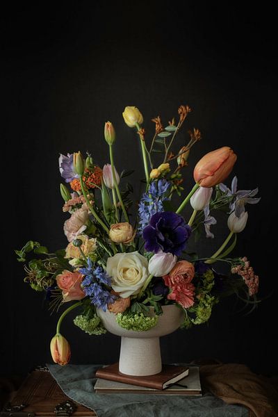 Spring flower arrangement by Nicole Colijn