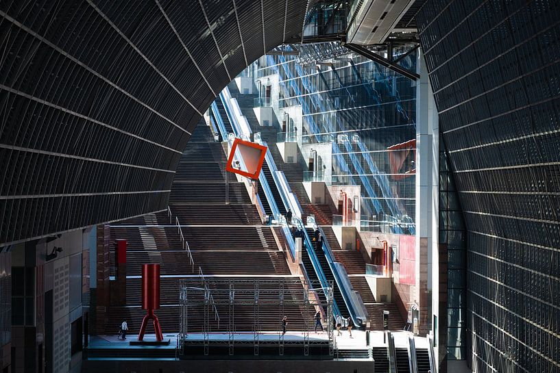 Escalators et façade en verre de la gare de Kyoto par Matthias Hauser