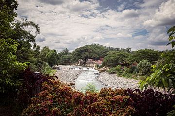 Schilderachtige foto van de Bahorok rivier in Bukit Lawang, Sumatra, Indonesië. van Made by Voorn