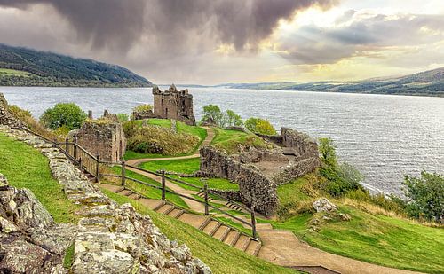 Urquhart kasteelruïnes aan het meer van Loch Ness in de Schotse Hooglanden.  Schotland deluxe!