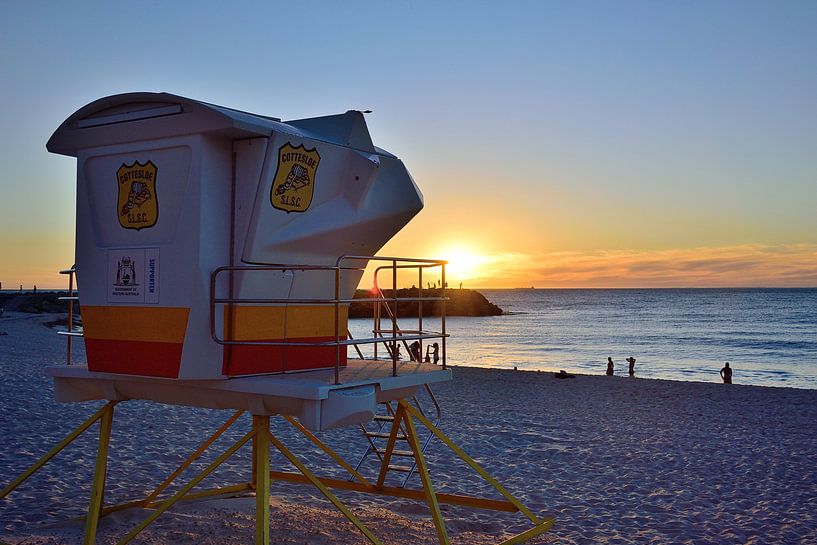 Poste de secours de la plage au coucher du soleil par Frank's Awesome Travels