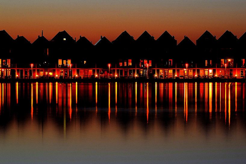 Close up van de gekleurde huizen aan de Rietplas in Houten-Zuid. by Margreet van Beusichem