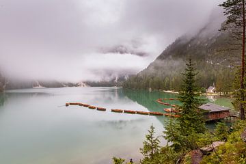 Lago di Braies dans les Dolomites. sur Menno Schaefer